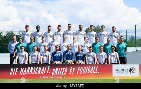 Retour à gauche Mario Gomez, Antonio Ruediger, Sami Khedira, Mats Hummels, Niklas Suele, Jerome Boateng, Leon Goretzka, Matthias Ginter, Jonas Hector. withtlere rangée de gauche à droite Oliver Bierhoff (directeur national), entraîneur Jogi Joachim Loew, DFB l'entraîneur adjoint, Thomas Schneider, Toni Kroos, Julian Draxler, Thomas Mueller, Julian Brandt, Marvin Plattenhardt DFB, l'entraîneur adjoint, Marcus Sorg, entraîneur gardien Andreas Koepke, Miroslav Klose (DFB-entraîneur de l'équipe). Première rangée de gauche à droite Sebastian Rudy, Marco Reus, Timo Werner, Kevin Trapp, le gardien Manuel Neuer, gardien de but Marc-andré ter Stegen, Mesut Oe Banque D'Images