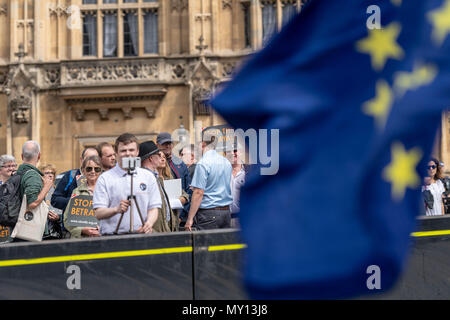 Londres 5 juin 2018 Brexit, partisans d'une manifestation à l'extérieur de la Chambre des communes et ont échangé des insultes avec pro brexit supporters à travers la route Credit Ian Davidson/Alamy live news Banque D'Images