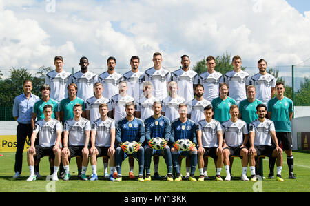 Retour à gauche Mario Gomez, Antonio Ruediger, Sami Khedira, Mats Hummels, Niklas Suele, Jerome Boateng, Leon Goretzka, Matthias Ginter, Jonas Hector. withtlere rangée de gauche à droite Oliver Bierhoff (directeur national), entraîneur Jogi Joachim Loew, DFB l'entraîneur adjoint, Thomas Schneider, Toni Kroos, Julian Draxler, Thomas Mueller, Julian Brandt, Marvin Plattenhardt DFB, l'entraîneur adjoint, Marcus Sorg, entraîneur gardien Andreas Koepke, Miroslav Klose (DFB-entraîneur de l'équipe). Première rangée de gauche à droite Sebastian Rudy, Marco Reus, Timo Werner, Kevin Trapp, le gardien Manuel Neuer, gardien de but Marc-andré ter Stegen, Mesut Oe Banque D'Images