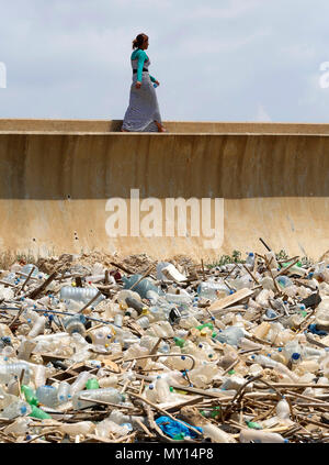 Beyrouth, Liban. 5 juin, 2018. Une femme marche dernières bêtises sur une digue de mer à Beyrouth, Liban, le 5 juin 2018. La côte libanaise souffre d'une grave pollution. Credit : Bilal Jawich/Xinhua/Alamy Live News Banque D'Images