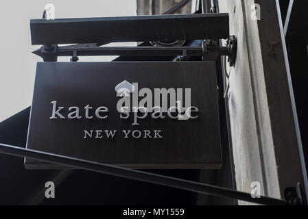 Londres, Royaume-Uni. 5 juin 2018. La signalisation sur l'extérieur de la boutique Kate Spade New York sur Regent Street, l'un des quatre magasins dans le centre de Londres. Il a été rapporté que le designer Kate Spade (de son vrai nom Katherine Noel Brosnahan) a été trouvée morte dans son appartement à New York un suicide apparent. Crédit : Stephen Chung / Alamy Live News Banque D'Images