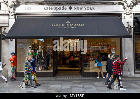 Londres, Royaume-Uni. 5 juin 2018. Les gens à pied par l'extérieur de la boutique Kate Spade New York sur Regent Street, l'un des quatre magasins dans le centre de Londres. Il a été rapporté que le designer Kate Spade (de son vrai nom Katherine Noel Brosnahan) a été trouvée morte dans son appartement à New York un suicide apparent. Crédit : Stephen Chung / Alamy Live News Banque D'Images
