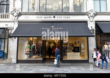 Londres, Royaume-Uni. 5 juin 2018. Les gens à pied par l'extérieur de la boutique Kate Spade New York sur Regent Street, l'un des quatre magasins dans le centre de Londres. Il a été rapporté que le designer Kate Spade (de son vrai nom Katherine Noel Brosnahan) a été trouvée morte dans son appartement à New York un suicide apparent. Crédit : Stephen Chung / Alamy Live News Banque D'Images