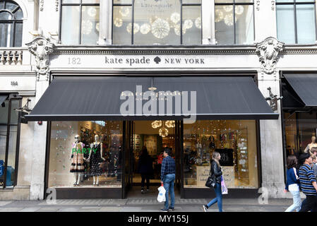 Londres, Royaume-Uni. 5 juin 2018. Les gens à pied par l'extérieur de la boutique Kate Spade New York sur Regent Street, l'un des quatre magasins dans le centre de Londres. Il a été rapporté que le designer Kate Spade (de son vrai nom Katherine Noel Brosnahan) a été trouvée morte dans son appartement à New York un suicide apparent. Crédit : Stephen Chung / Alamy Live News Banque D'Images