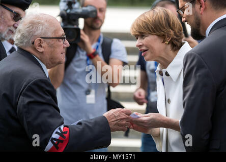 05 juin 2018, Pologne, Varsovie : Le Président allemand Frank-Walter Steinmeier's épouse Elke Buedenbender parlant avec des survivants de la résistance après une gerbe au monument de la résistance de Varsovie. Le voyage de deux jours par le président, M. Steinmeier a pour thème d'une conférence sur le 100e anniversaire de la restauration de l'indépendance de la Pologne. Photo : Jens Büttner/dpa-Zentralbild/dpa Banque D'Images