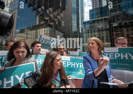 New York, USA. 5 juin, 2018. Comité permanent sur la cinquième avenue par Trump Tower Zephyr Teachout NYS démocratique partisans rejoint le mardi 5 juin 2018, alors qu'elle annonce qu'elle est de rejoindre le domaine et le fonctionnement de l'État de New York, en remplacement du procureur général Eric disgracié Schneiderman qui a démissionné. Teachout a fait l'annonce le premier jour de pétitionner, qu'elle a à faire pour obtenir sur les bulletins n'ayant pas obtenu 25  % des votes des délégués lors du récent congrès de l'État démocratique. (Â© Richard B. Levine) Crédit : Richard Levine/Alamy Live News Banque D'Images