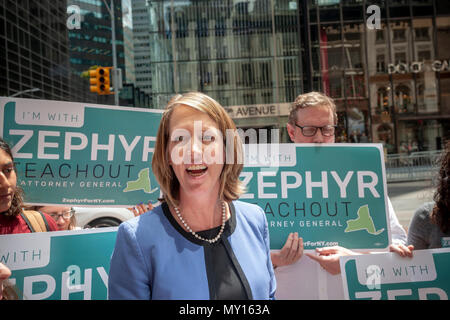 New York, USA. 5 juin, 2018. Comité permanent sur la cinquième avenue par Trump Tower Zephyr Teachout NYS démocratique partisans rejoint le mardi 5 juin 2018, alors qu'elle annonce qu'elle est de rejoindre le domaine et le fonctionnement de l'État de New York, en remplacement du procureur général Eric disgracié Schneiderman qui a démissionné. Teachout a fait l'annonce le premier jour de pétitionner, qu'elle a à faire pour obtenir sur les bulletins n'ayant pas obtenu 25  % des votes des délégués lors du récent congrès de l'État démocratique. (© Richard B. Levine) Crédit : Richard Levine/Alamy Live News Banque D'Images