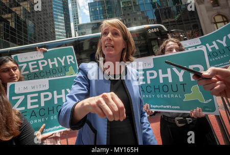 New York, USA. 5 juin, 2018. Comité permanent sur la cinquième avenue par Trump Tower Zephyr Teachout NYS démocratique partisans rejoint le mardi 5 juin 2018, alors qu'elle annonce qu'elle est de rejoindre le domaine et le fonctionnement de l'État de New York, en remplacement du procureur général Eric disgracié Schneiderman qui a démissionné. Teachout a fait l'annonce le premier jour de pétitionner, qu'elle a à faire pour obtenir sur les bulletins n'ayant pas obtenu 25  % des votes des délégués lors du récent congrès de l'État démocratique. (© Richard B. Levine) Crédit : Richard Levine/Alamy Live News Banque D'Images