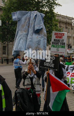 Londres, Royaume-Uni. 5 juin, 2018. Manifestant porte shirt pour représenter les Palestiniens assassinés infirmière Razan Al-Najar Crédit : Alex Cavendish/Alamy Live News Banque D'Images