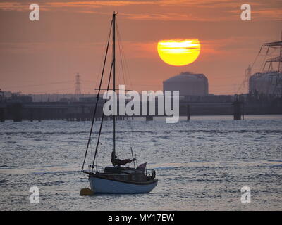 Queenborough, Kent, UK. 5 juin, 2018. Météo France : le coucher du soleil à Queenborough, Kent. Credit : James Bell/Alamy Live News Banque D'Images