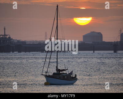 Queenborough, Kent, UK. 5 juin, 2018. Météo France : le coucher du soleil à Queenborough, Kent. Credit : James Bell/Alamy Live News Banque D'Images