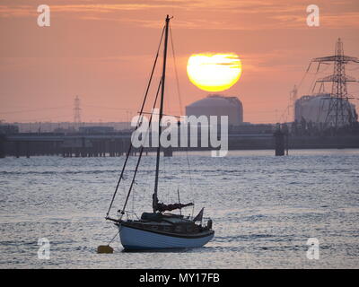 Queenborough, Kent, UK. 5 juin, 2018. Météo France : le coucher du soleil à Queenborough, Kent. Credit : James Bell/Alamy Live News Banque D'Images