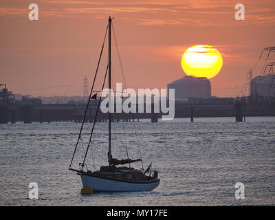 Queenborough, Kent, UK. 5 juin, 2018. Météo France : le coucher du soleil à Queenborough, Kent. Credit : James Bell/Alamy Live News Banque D'Images