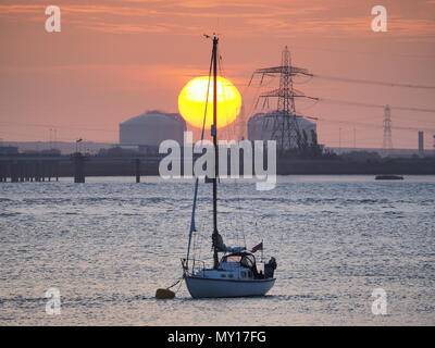 Queenborough, Kent, UK. 5 juin, 2018. Météo France : le coucher du soleil à Queenborough, Kent. Credit : James Bell/Alamy Live News Banque D'Images