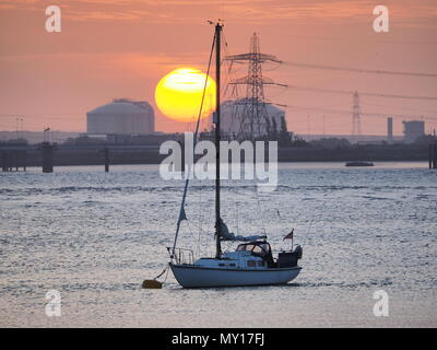 Queenborough, Kent, UK. 5 juin, 2018. Météo France : le coucher du soleil à Queenborough, Kent. Credit : James Bell/Alamy Live News Banque D'Images