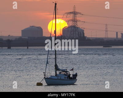 Queenborough, Kent, UK. 5 juin, 2018. Météo France : le coucher du soleil à Queenborough, Kent. Credit : James Bell/Alamy Live News Banque D'Images