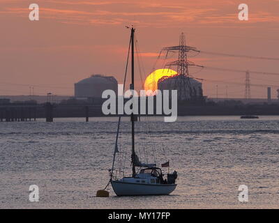 Queenborough, Kent, UK. 5 juin, 2018. Météo France : le coucher du soleil à Queenborough, Kent. Credit : James Bell/Alamy Live News Banque D'Images