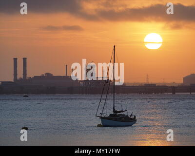 Queenborough, Kent, UK. 5 juin, 2018. Météo France : le coucher du soleil à Queenborough, Kent. Credit : James Bell/Alamy Live News Banque D'Images