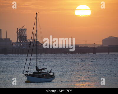 Queenborough, Kent, UK. 5 juin, 2018. Météo France : le coucher du soleil à Queenborough, Kent. Credit : James Bell/Alamy Live News Banque D'Images