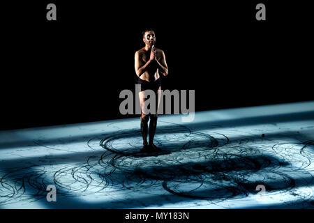 Beyrouth, Liban. 5 juin, 2018. Une danseuse de la Aakash Odedra Société effectue pendant la Fête du Printemps de Beyrouth 2018 à Beyrouth, Liban, le 5 juin 2018. Credit : Bilal Jawich/Xinhua/Alamy Live News Banque D'Images