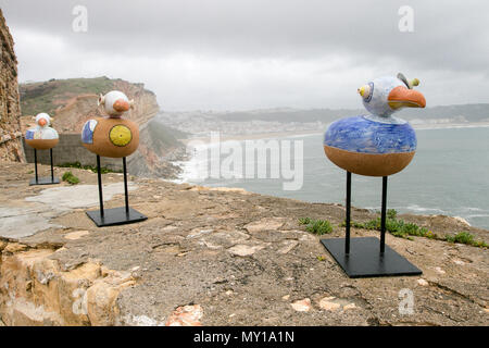 Art installation de mouettes place sur le parapet de la Nazare phare. Caldas da Rainha, Portugal. Banque D'Images