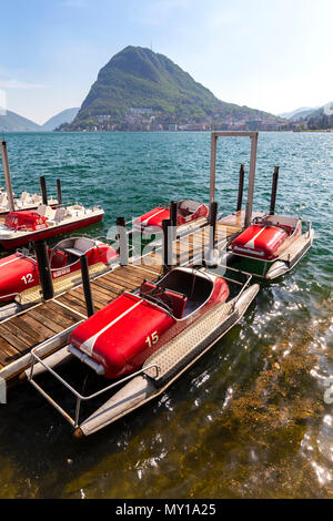 Vue sur le lac de Lugano avec les pédalos typique sur une journée de printemps, le Canton du Tessin, Suisse. Banque D'Images