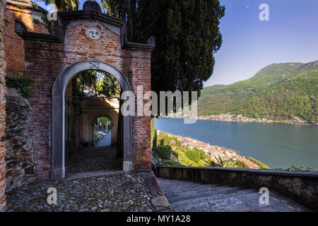 L'entrée du cimetière monumental et un balcon sur les toits de Morcote et lac Ceresio. Lugano, Tessin, Suisse. Banque D'Images