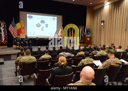 L'Armée américaine, le sergent-chef. P. Astin Muse, 39e Bataillon de signal donne une présentation sur le passé, le présent et l'avenir de sous-officier (NCO) de l'armée américaine lors de la cérémonie d'intronisation des sous-officiers de la garnison Benelux hébergé par 39e Bataillon du signal dans le Grand quartier général des Puissances alliées en Europe (SHAPE) Bâtiment principal auditorium, Mons, Belgique, 18 novembre 2016. Tout au long de la présentation, les participants et intronisé sous-officiers a constamment rappelé de l'histoire et les traditions de la sous-officiers, et la charge sacrée qui est placé sur chaque sous-officier pour renforcer une armée et de défendre l'éthique de la croyance sous-officier (U.S. Photo de l'armée par Vi Banque D'Images