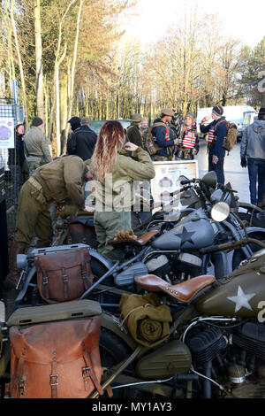 La présentation statique de véhicules américains de la seconde guerre mondiale autour du musée de l'Ardenne Batle Mardason '' pendant la Seconde Guerre mondiale2 Bataille de Bulge, la célébration, à Bastogne, Belgique, Dec 10, 2016. (U.S. Photo de l'armée par Visual Spécialiste de l'information Pascal Demeuldre) Banque D'Images