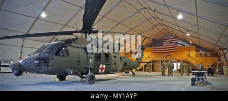 Une vue de l'établissement nouvellement construit dans MEDVAC Air à Bagram, en Afghanistan. La 389e compagnie du génie, 368e bataillon du génie, 176e Brigade, ingénieur de l'établissement bâti qui accueillera les membres de la Compagnie Charlie, 2e Bataillon, 1e Régiment d'aviation (soutien général Aviation Battalion) de Ft. Riley, Kan. ("Boom Dust-off"). (Photo par DOD Jet Fabara) Banque D'Images