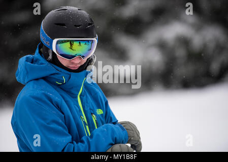 Airman Senior Tyler Connell, 92e Escadron de maintenance des aéronefs, chef de l'équipe regarde Fairchild aviateurs, l'apprentissage du ski et snowboard 18 décembre 2016, à 49 degrés Nord Ski Resort, dans les loisirs de plein air peuvent demander un financement du programme pour la résilience de recharge pour accueillir des activités qui vous offrent un d'adrénaline dans un environnement sûr pour aider à apaiser les émotions d'adrénaline pour les aviateurs qui reviennent d'un déploiement. (U.S. Air Force photo/Navigant de première classe Sean Campbell) Banque D'Images