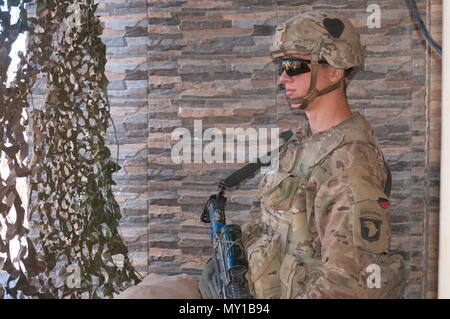 Dans ce fichier photo prise le 6 décembre 2016, dans le Nord de l'Iraq, de l'armée américaine Pvt. Matthieu Witkowski avec 2e Bataillon, 502e Régiment d'infanterie, Groupe de travail grève, 101st Airborne Division (Air Assault) monte la garde à son siège de conseiller de l'unité. Au cours de leur temps en Iraq, 2-502 à conseillé et assisté les forces de sécurité irakiennes et le gouvernement régional du Kurdistan. (U.S. Photo de l'Armée Le lieutenant Daniel Johnson) 1er Banque D'Images