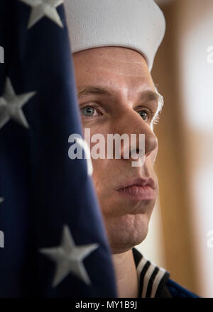 VIRGINIA BEACH, en Virginie (09 novembre 2016) -- Maître de 2e classe Ryan Shortridge, affecté à l'unité Pre-Commissioning Gerald R. Ford (CVN 78), tient le drapeau national au cours d'une célébration de la Journée des anciens combattants à 900 Appartements de Luxe Acqua hauts. La cérémonie a récompensé les 38 anciens combattants et conjoints des militaires qui vivent à l'échelon supérieur de communauté. (U.S. Photo de la marine par le maître de 3e classe Ryan Carter) Banque D'Images