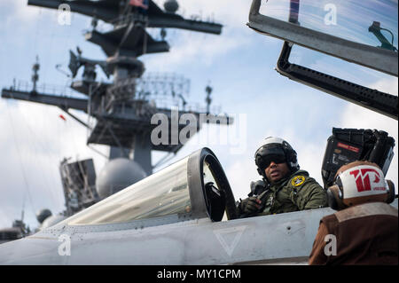 161203-N-YL257-043 OCÉAN ATLANTIQUE (déc. 3, 2016), commandant adjoint de l'Escadre aérienne de transporteur 8, capt Vorrice Burks se prépare pour le vol avant son 1000ème arrêté à l'atterrissage à bord du porte-avions USS George H. W. Bush (CVN 77). Bush est en cours la réalisation d'une unité de formation Composite (Exercice COMPTUEX) avec la George H. W. Groupe aéronaval du Bush en préparation pour un prochain déploiement. (U.S. Photo de la marine par le maître de 3e classe Christopher Gaines/libérés) Banque D'Images