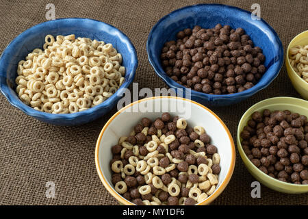 Ensemble de divers bol de céréales pour le petit déjeuner. Anneaux de maïs avec du chocolat et des céréales. Banque D'Images