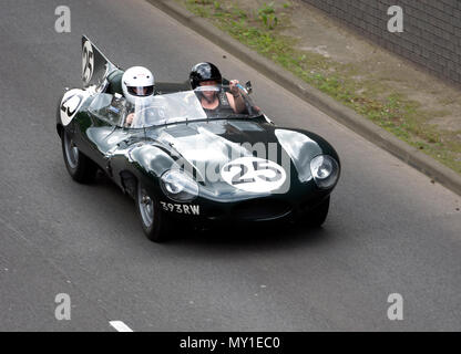 1955 Jaguar D-Type dans un patrimoine Performance Vitesse Voitures Tour de démonstration sur Coventry Ring Road. Banque D'Images