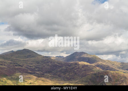 Vue depuis le sommet de montagne Mynydd Sygyn, Parc National de Snowdonia, le Nord du Pays de Galles, Royaume-Uni. Vue vers la mer. Banque D'Images