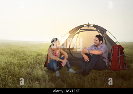 Smiling asian couple camping Sac à dos et tente sur le terrain des prés Banque D'Images