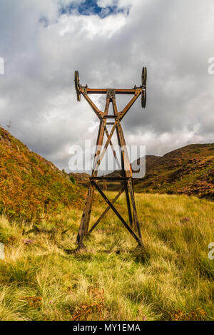 Pylônes, partie du reste de l'aerial ropeway qui a effectué le minerai de cuivre pour Nantmor. Snowdonia, Beddgelert, au nord du Pays de Galles, Surrey, Royaume-Uni. Banque D'Images