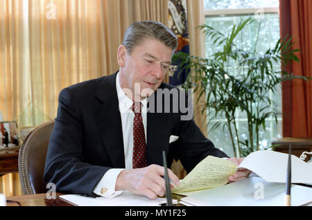 1/26/1982 Le président Reagan dans le bureau ovale travaillant sur le discours sur l'état de l'Union Banque D'Images