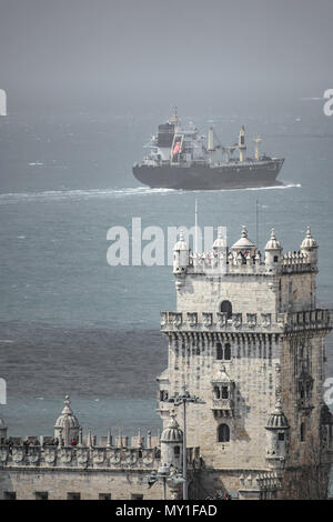 La tour de Belém avec grand cargo Banque D'Images