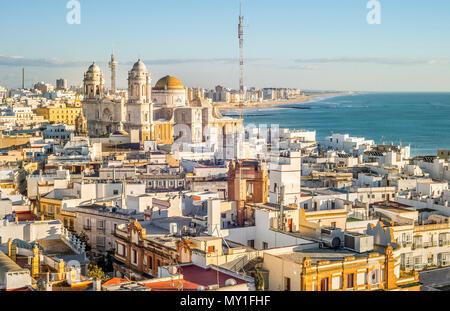 Cadix Ville avec sa célèbre cathédrale appelé Catedral de la Santa Cruz sobre las aguas de Cádiz, Andalousie, Espagne Banque D'Images
