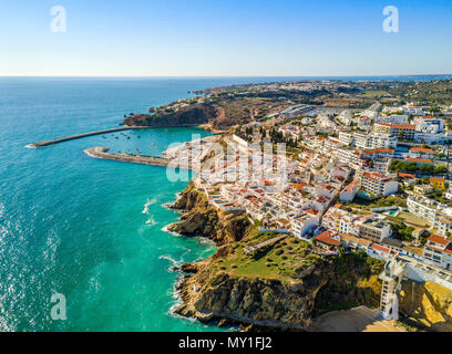 Vue aérienne du port de plaisance et de l'architecture blanche au-dessus de falaises dans Albufeira, Algarve, Portugal Banque D'Images