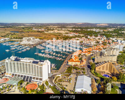 Vue aérienne de Vilamoura avec marina et resorts, Algarve, Portugal Banque D'Images
