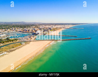 Vue aérienne de Vilamoura avec marina et plage de sable fin, Algarve, Portugal Banque D'Images