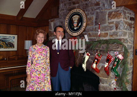Le président et Mme Nixon posent devant la leur famille des bas de Noël accroché sur la cheminée dans la cabine d'Aspen à Camp David Banque D'Images