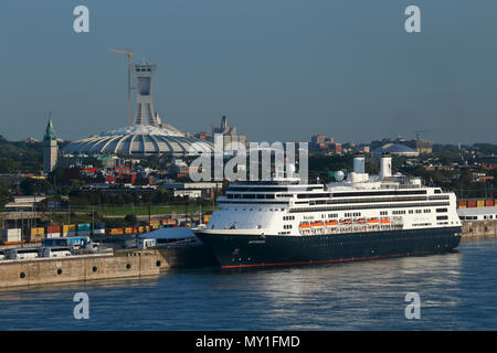 Bateau de croisière à Rotterdam Stade Olympique derrière, Vieux Port, Montréal, Québec, Canada Banque D'Images