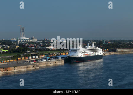 Bateau de croisière à Rotterdam Stade Olympique derrière, Vieux Port, Montréal, Québec, Canada Banque D'Images