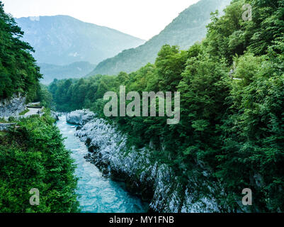 Vue panoramique sur le canyon de la rivière Soca parc Triglav en Slovénie. Banque D'Images
