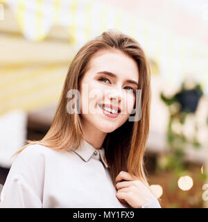 Portrait de jeune femme belle. Banque D'Images